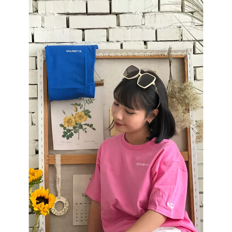 [ GIGYBYTE ]電繡小標圓T