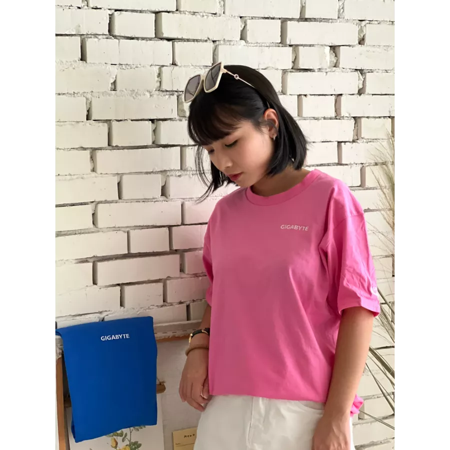 [ GIGYBYTE ]電繡小標圓T