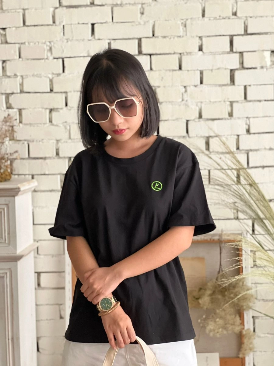 [落肩款]簡約電繡印刷圓T