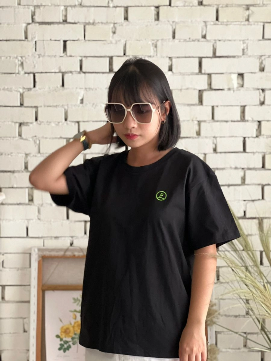 [落肩款]簡約電繡印刷圓T