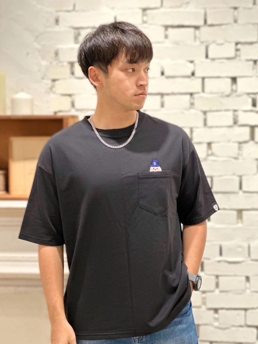 [三個麻瓜]電繡口袋落肩圓T