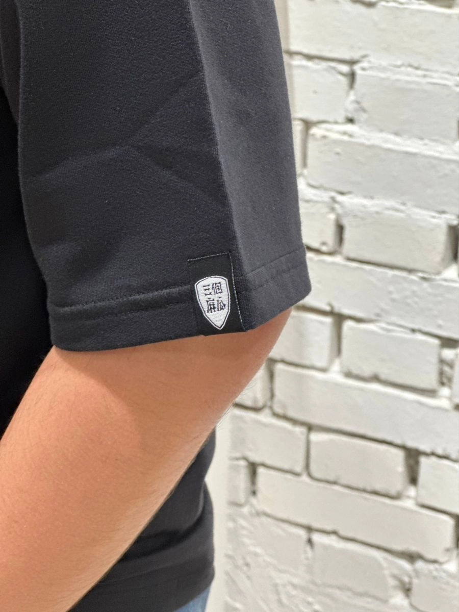 [三個麻瓜]電繡口袋落肩圓T